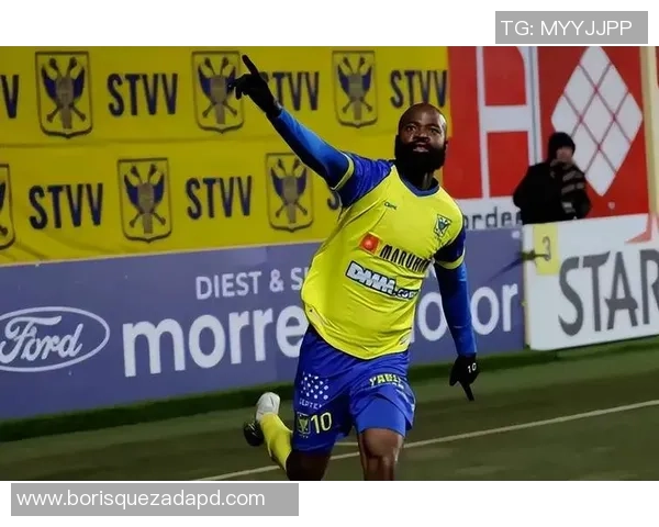 荷兰足球明星戴墨镜展现酷炫风采引发球迷热议与关注 荷兰足球明星戴墨镜展现酷炫风采引发球迷热议与关注