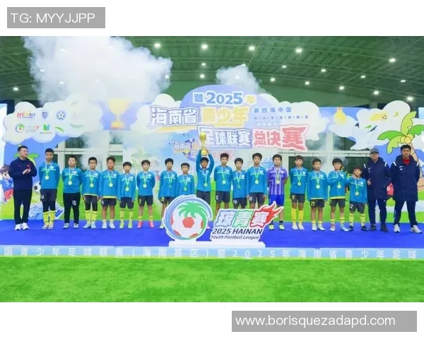 足球明星巡回演出盛典:激情四溢的绿茵场上与球迷共庆荣耀时刻